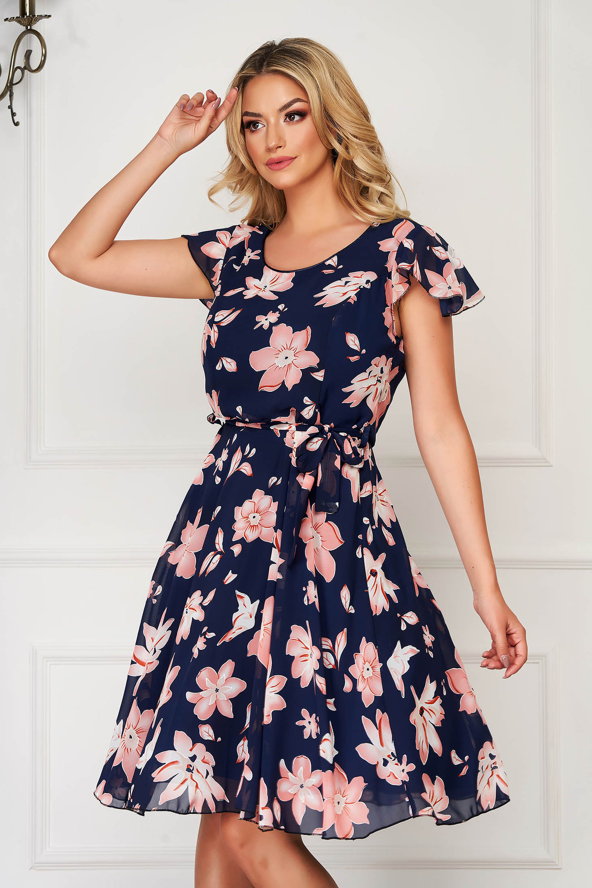 Rochie albastru-inchis eleganta de zi in clos accesorizata cu cordon din voal cu imprimeu floral