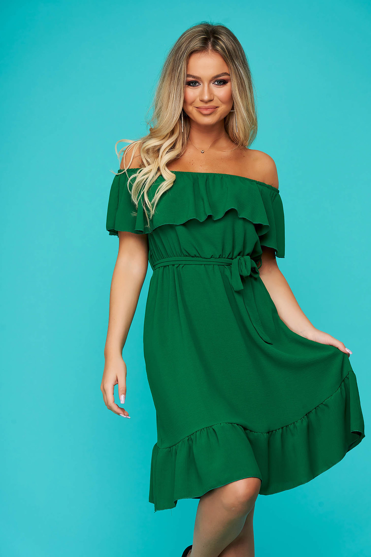 Rochie SunShine verde de zi midi fara maneci cu umeri goi volanase pe linia decolteului