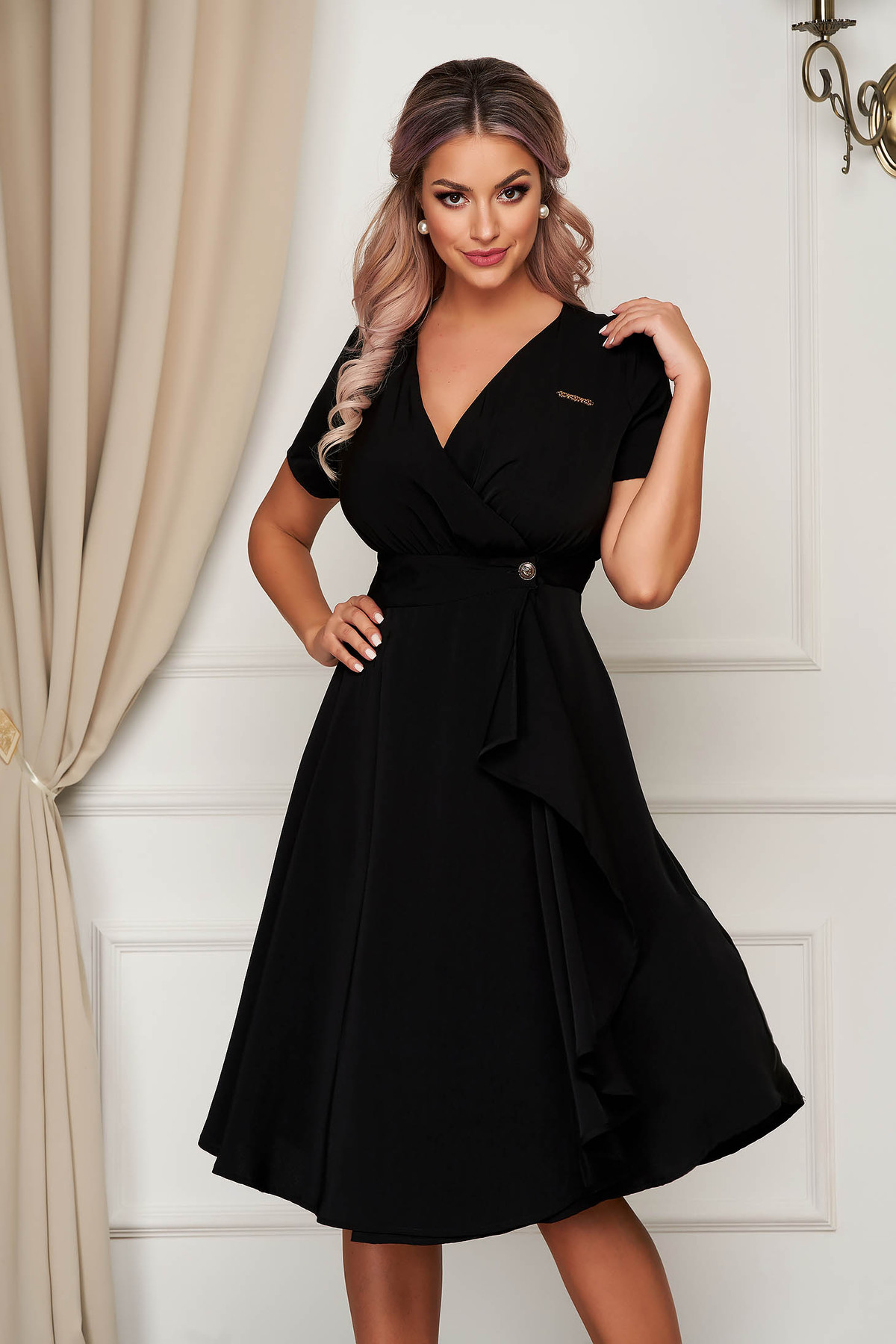 Rochie SunShine neagra midi de zi din material subtire in clos cu decolteu in v