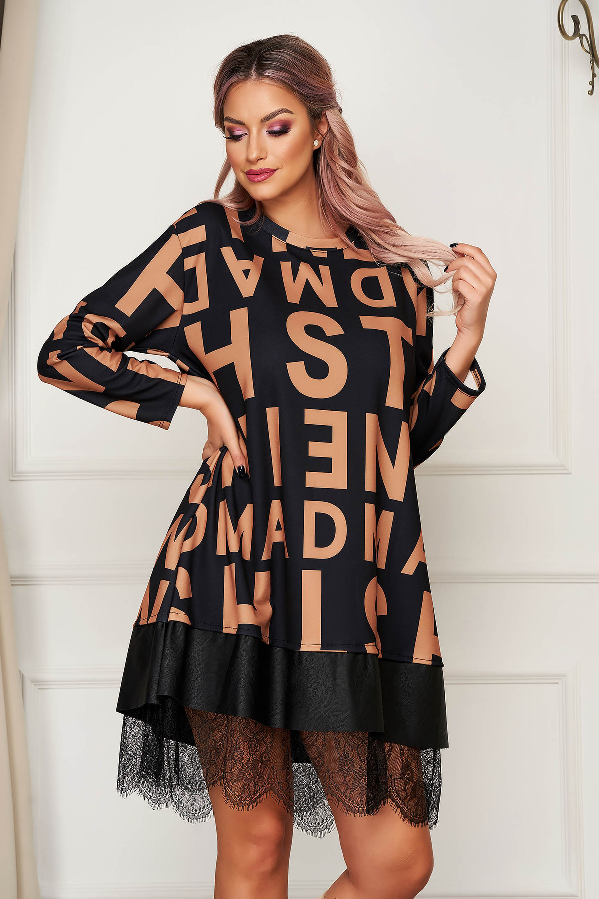 Rochie SunShine maro scurta de zi cu croi larg cu aplicatii din piele ecologica si dantela
