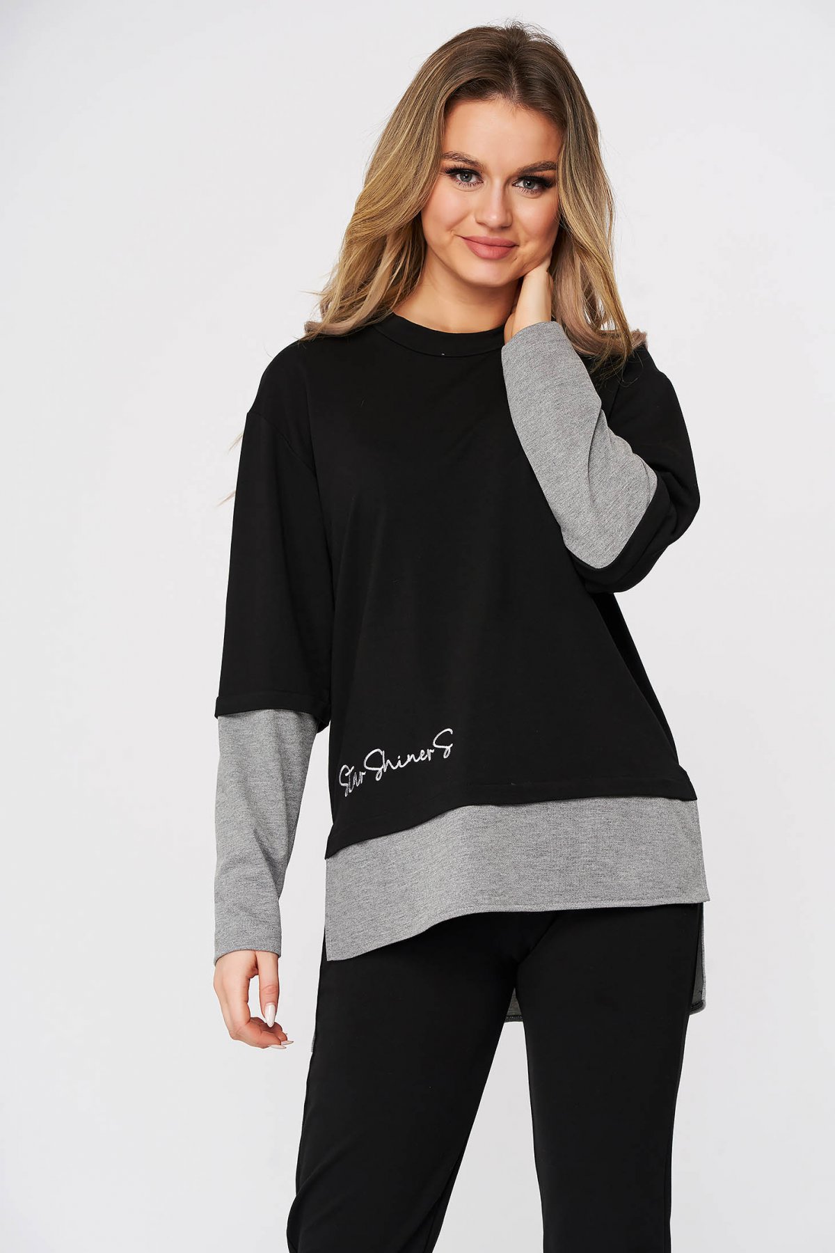 Bluza trening dama StarShinerS neagra cu croi larg cu logo din broderie si slit lateral