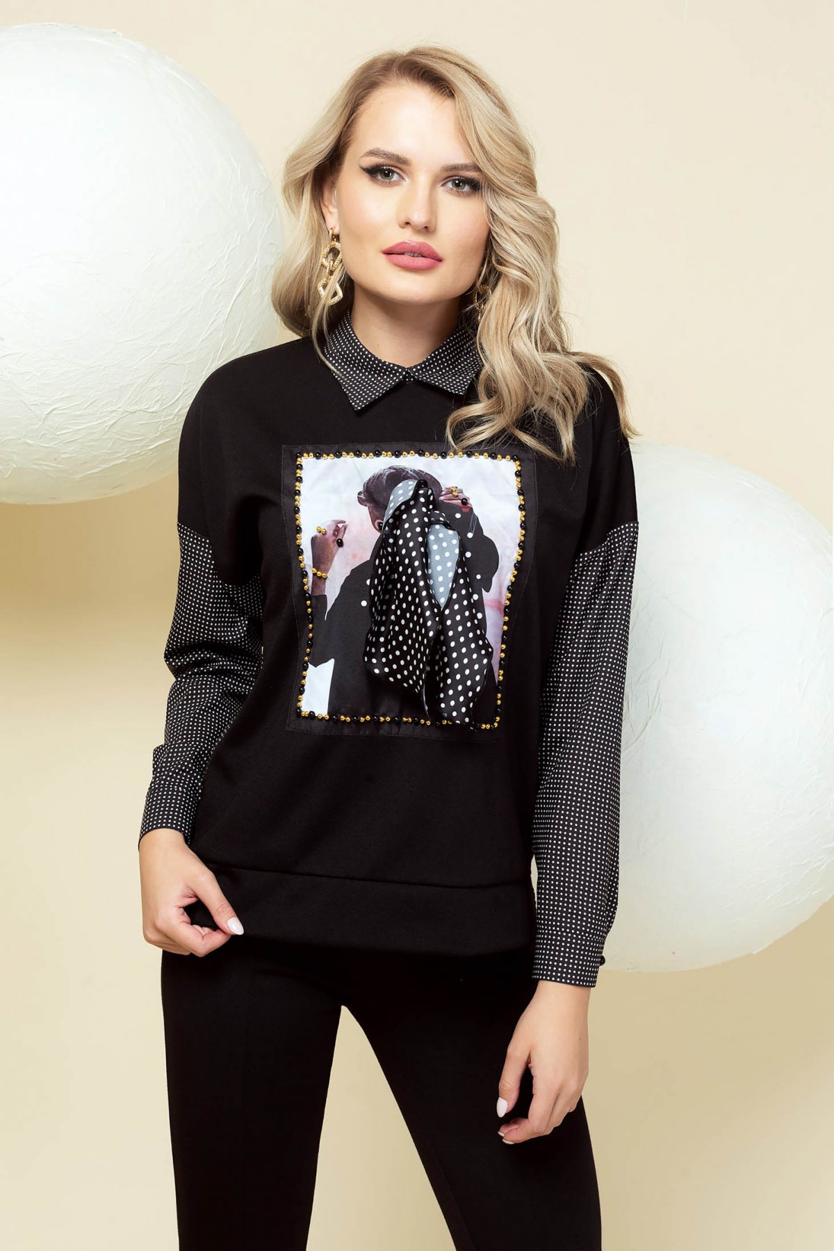 Bluza dama PrettyGirl neagra office cu guler cu imprimeu accesorizata cu nasturi si cu maneci in carouri
