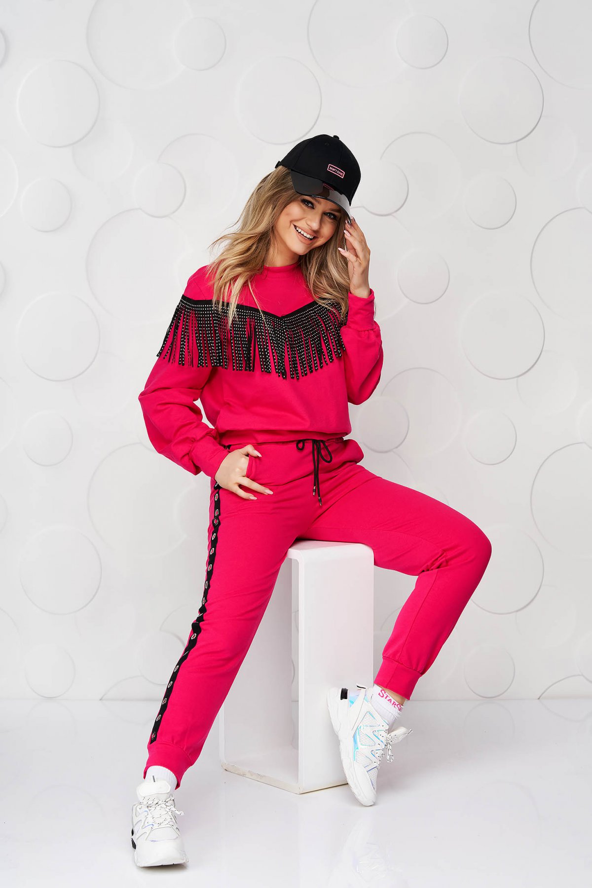 Trening fuchsia cu croi larg cu franjuri pe bluza si capse pe pantaloni