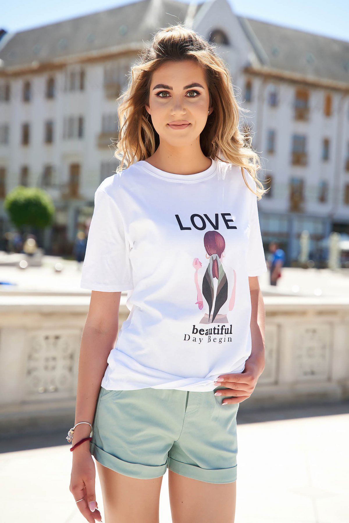 Tricou SunShine alb cu croi larg cu decolteu rotunjit si imprimeuri grafice