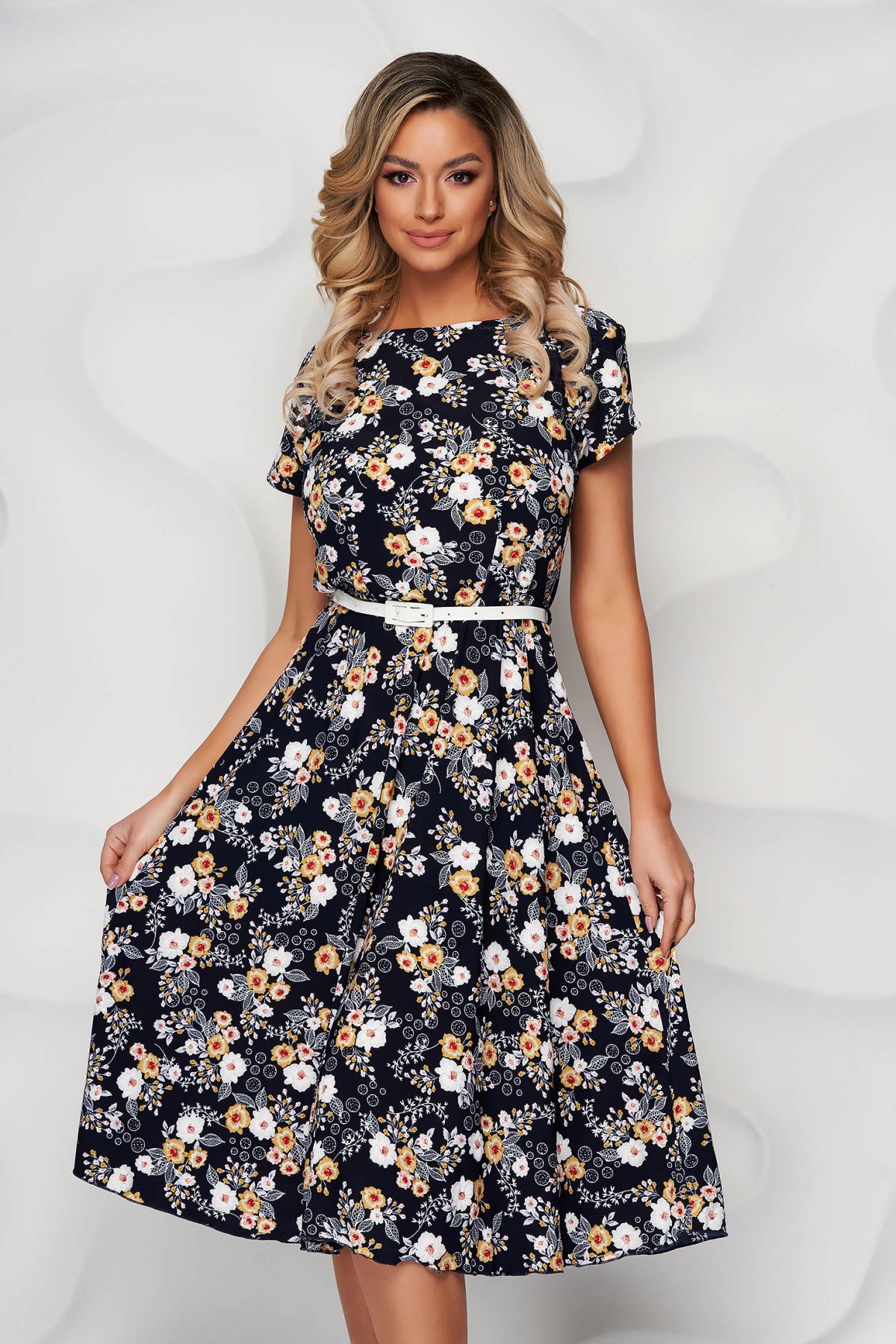 Rochie Lady Pandora neagra cu imprimeu floral din material elastic in clos cu accesoriu tip curea