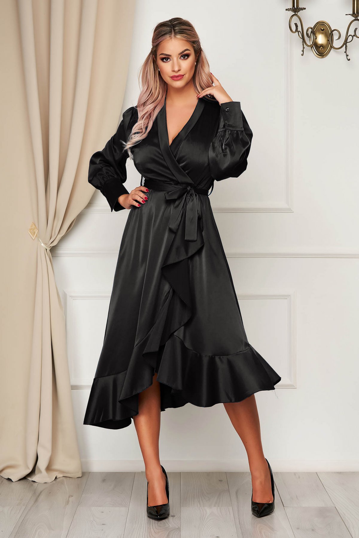 Rochie SunShine neagra eleganta in clos decolteu petrecut din material satinat cu volanase la baza rochiei accesorizata cu cordon