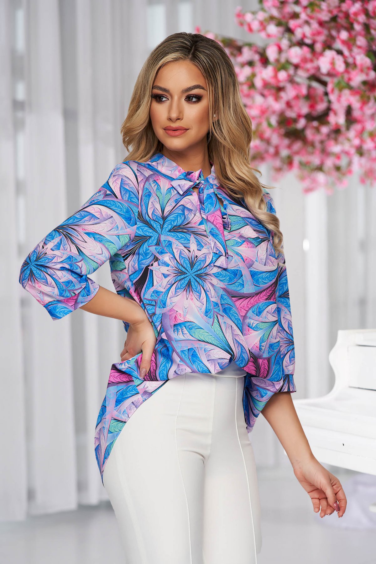 Bluza dama StarShinerS office cu croi larg din material vaporos cu guler tip esarfa si imprimeu floral unic StarShinerS imagine noua 2022