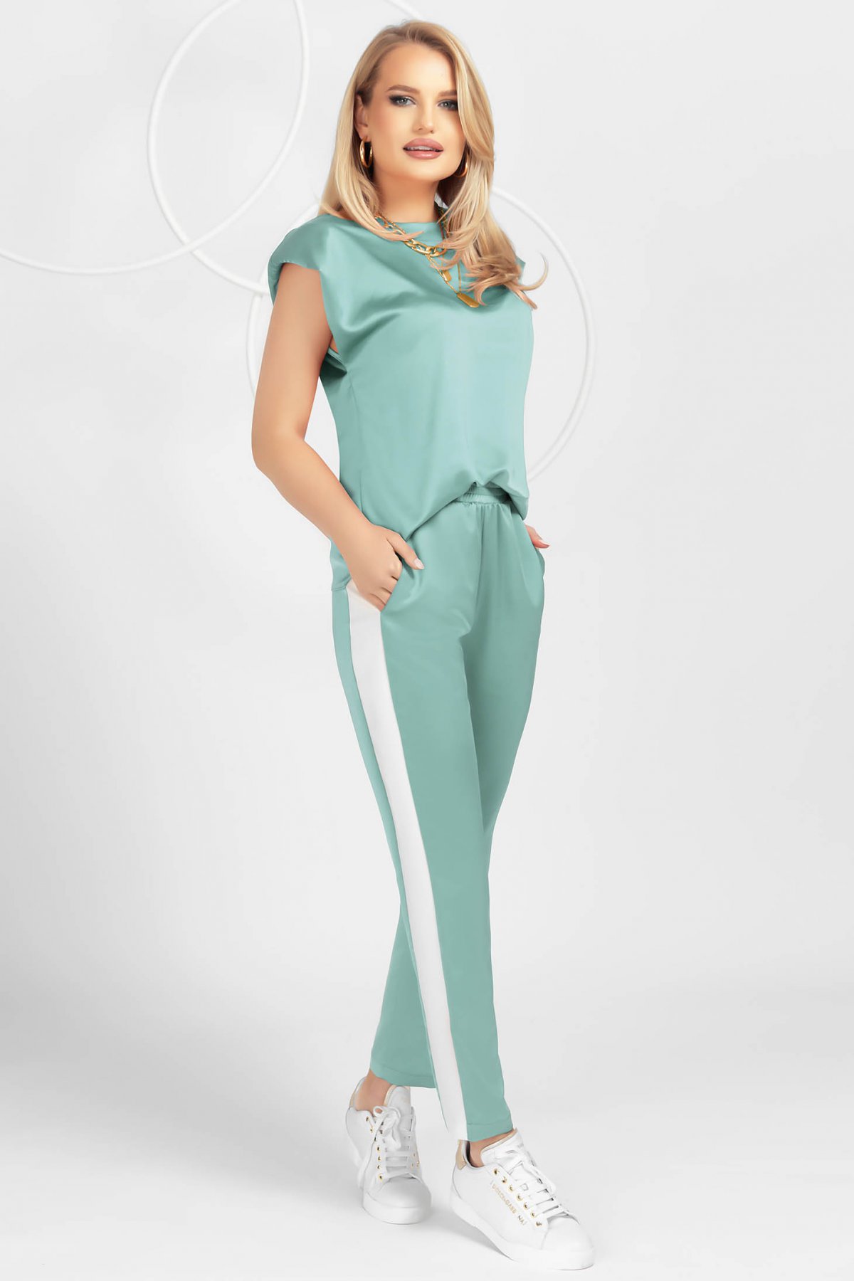 Trening PrettyGirl mint din material satinat cu croi larg si tricou cu umerii buretati