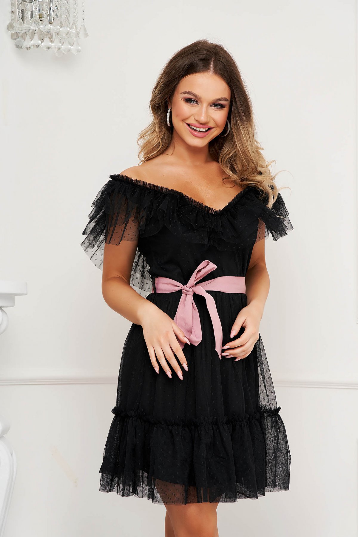 Rochie neagra de party din tul clos cu elastic in talie pe umeri cu aplicatii din plumeti