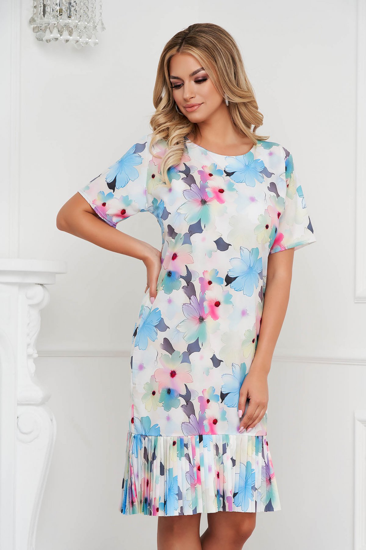 Rochie cu imprimeu floral cu un croi drept cu pliuri de material