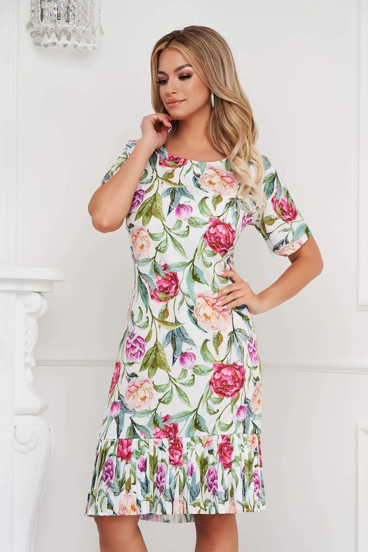 Rochie cu imprimeu floral cu un croi drept cu pliuri de material