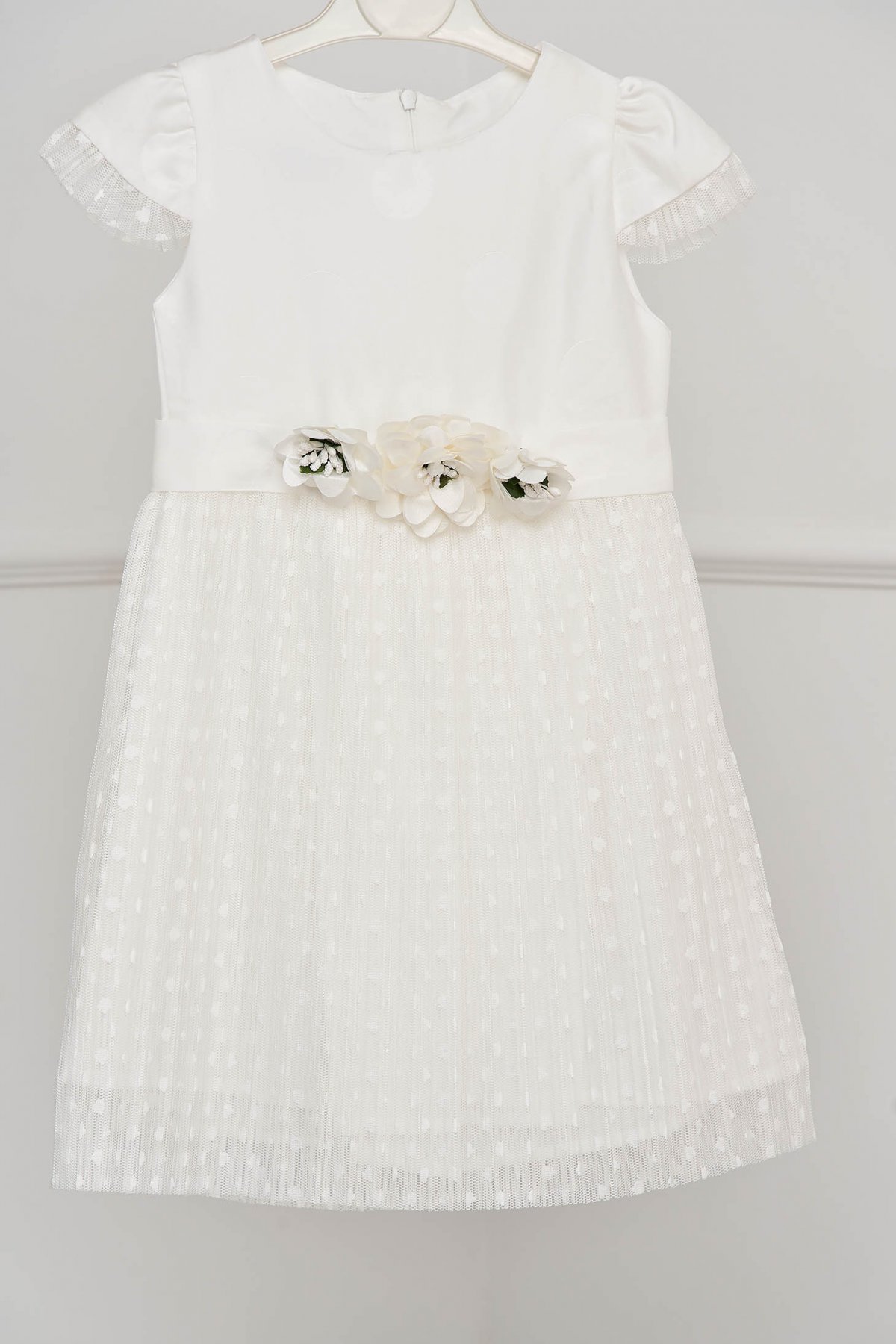 Rochie pentru fetite alba de ocazie in clos din dantela plisata accesorizata cu brose si fundita - medelin.ro