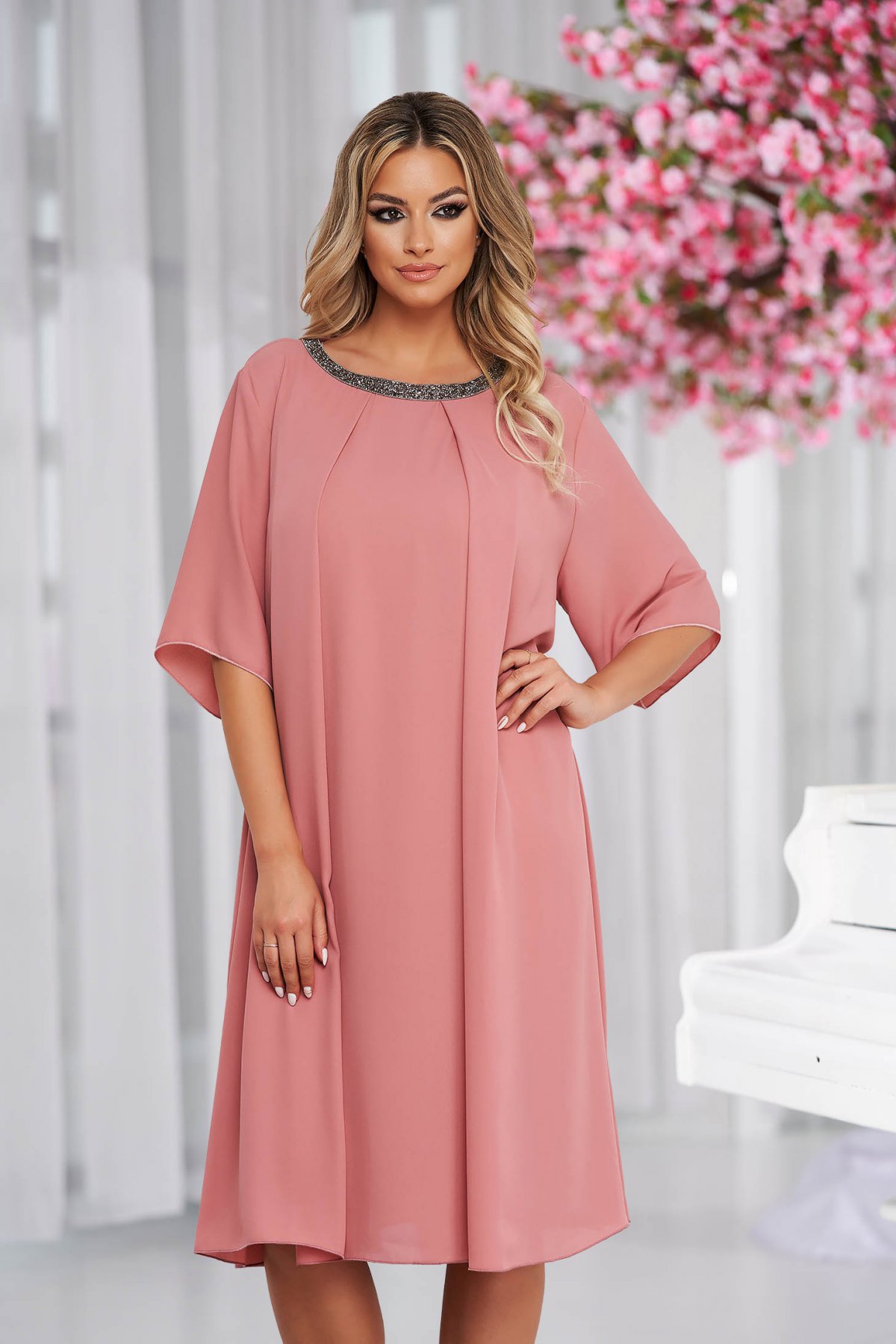 Rochie roz prafuit midi cu croi larg din voal cu aplicatii cu pietre strass la gat