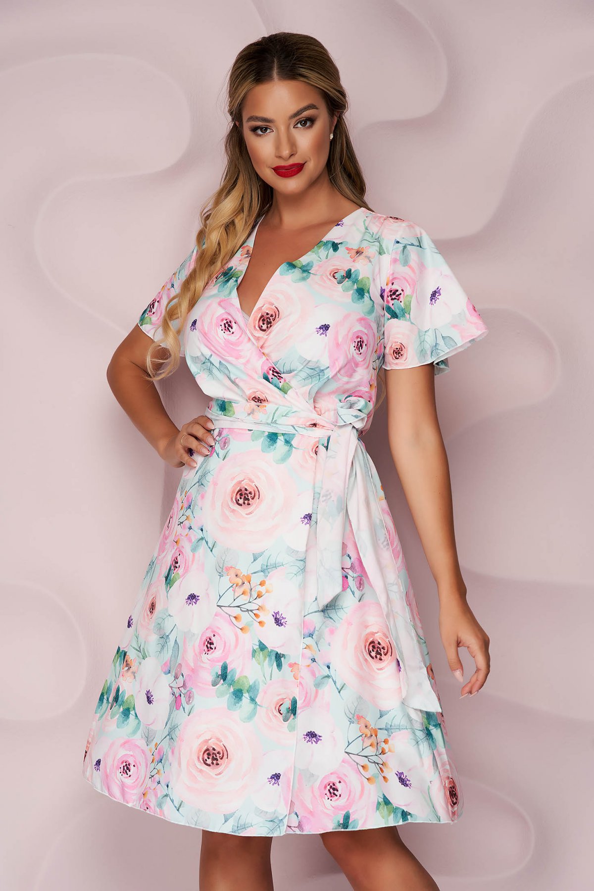 Rochie StarShinerS scurta tip capot din material fin la atingere in clos cu imprimeu floral unic