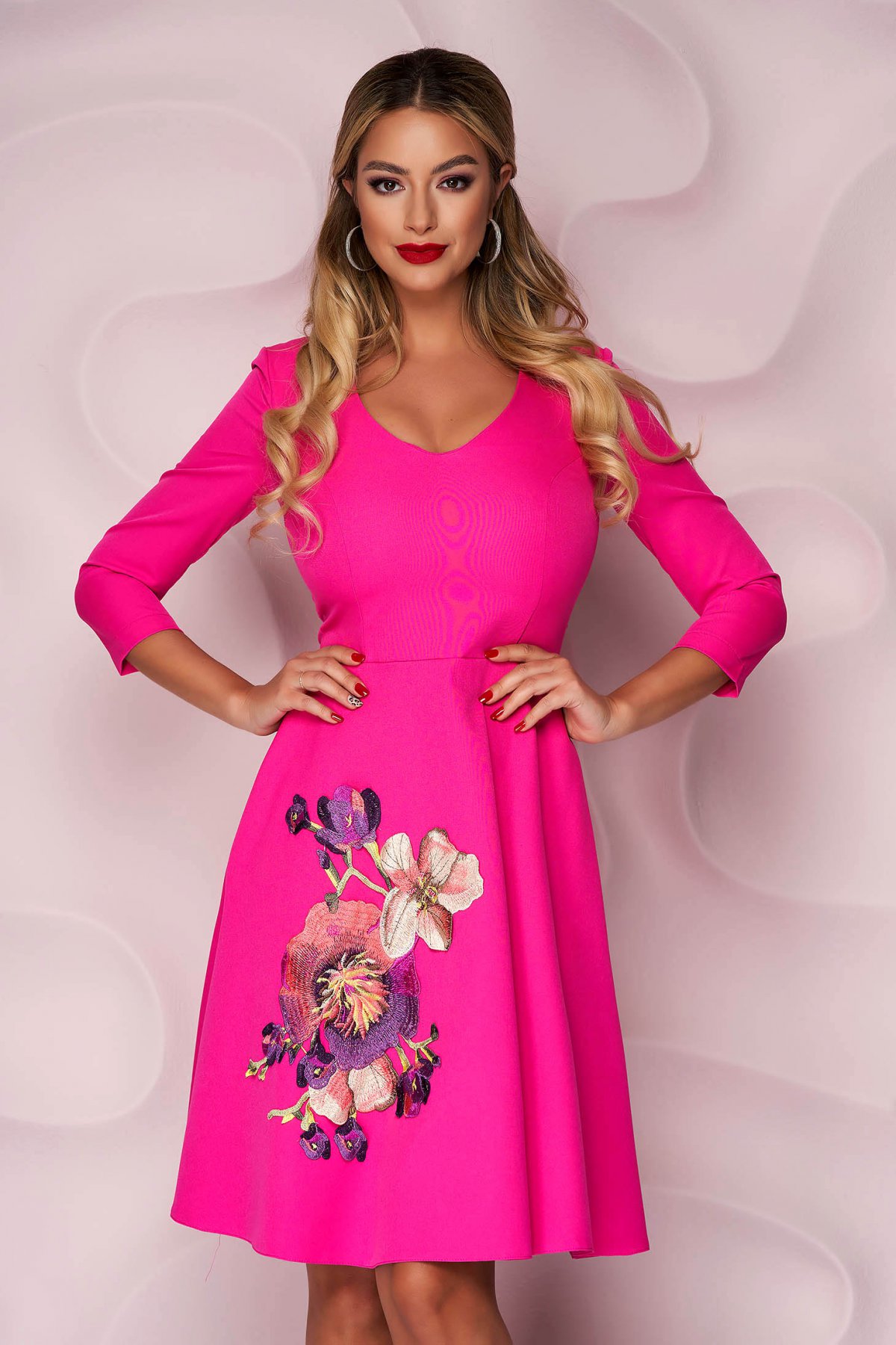 Rochie StarShinerS fuchsia in clos de ocazie din material usor elastic si subtire si broderie florala