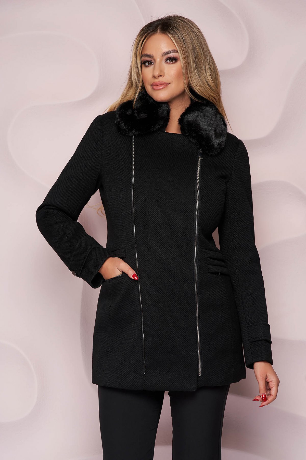 Palton SunShine negru elegant scurt cu un croi drept din stofa accesorizat cu blana ecologica la guler