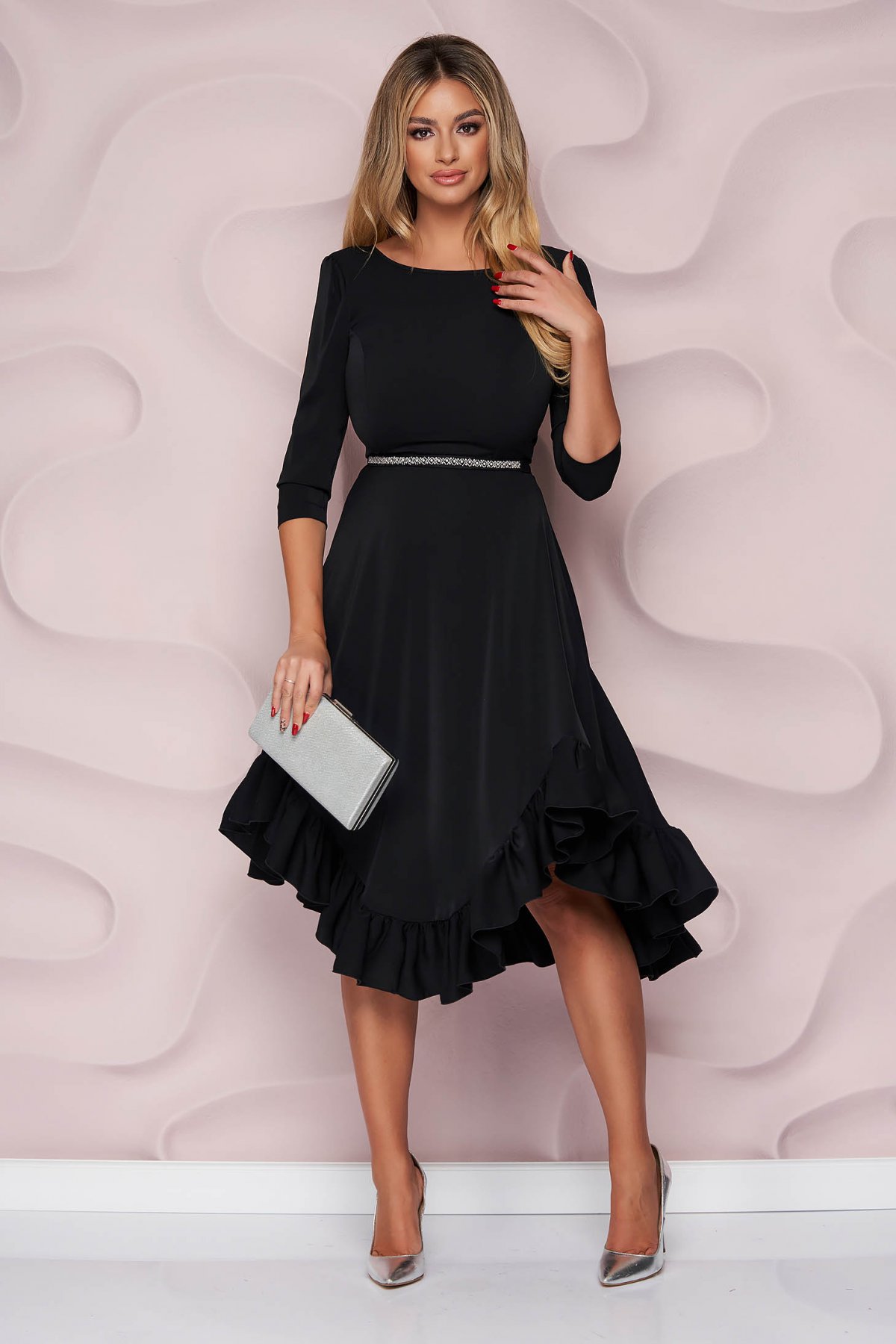 Rochie StarShinerS neagra de ocazie asimetrica in clos din material neelastic fluid cu volanase la terminatie