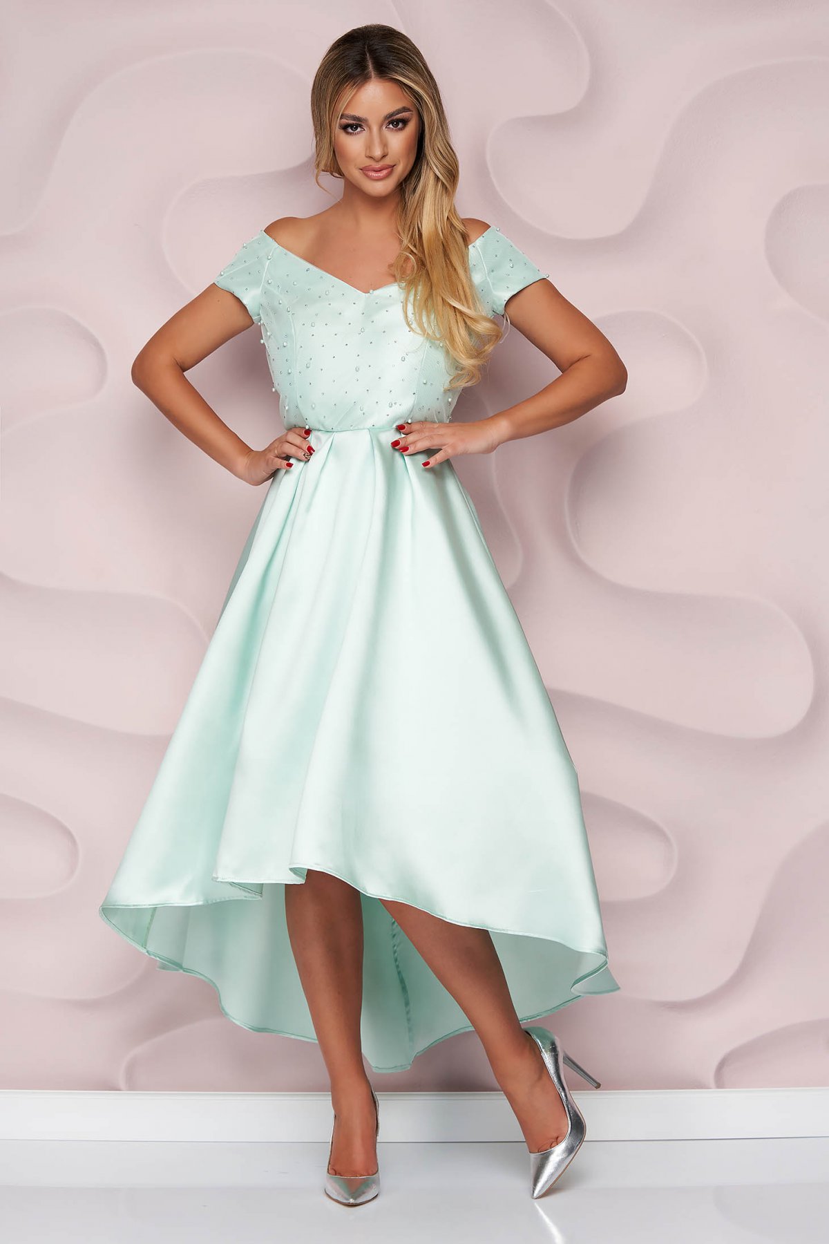 Rochie StarShinerS verde-deschis de ocazie in clos asimetrica din material gros cu aplicatii cu perle si pietre strass