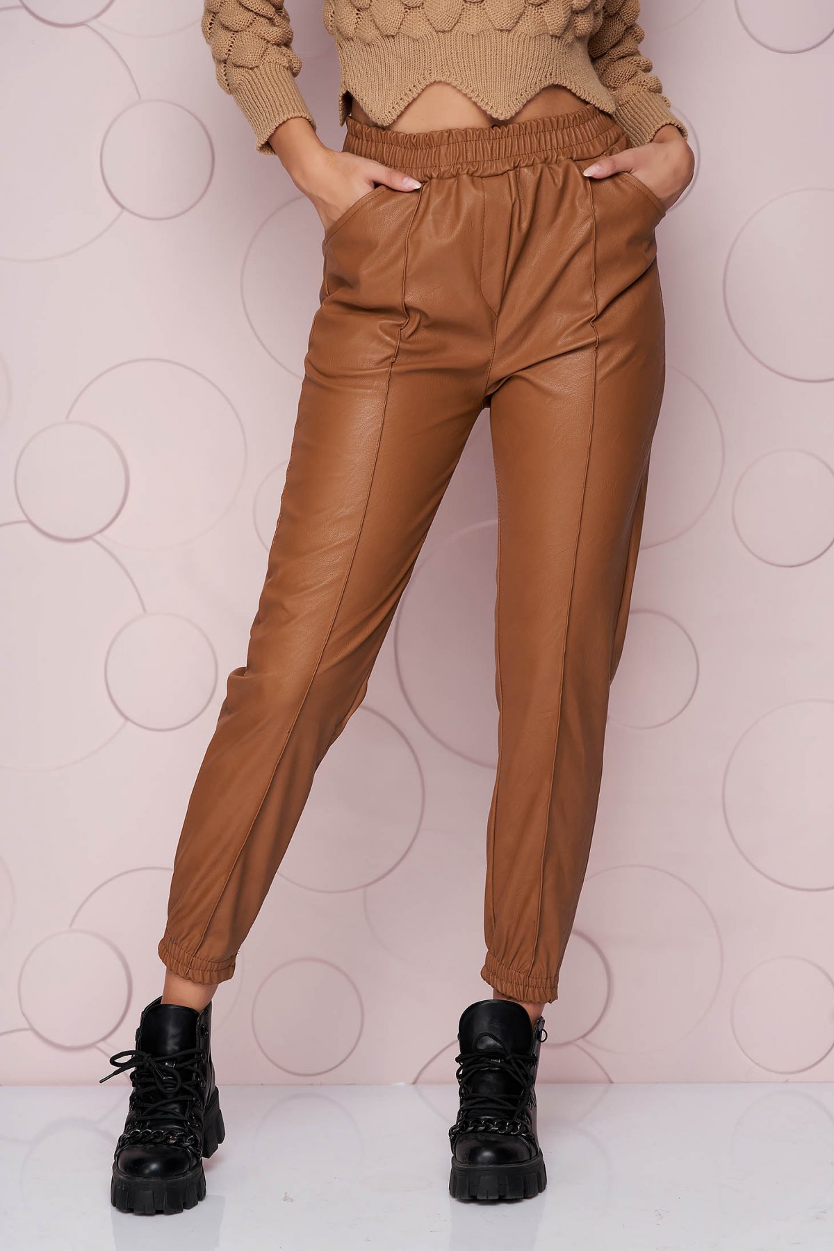 Pantaloni SunShine maro lungi cu croi larg si talie normala din material din piele ecologica elastica si buzunare laterale starshiners.ro imagine noua