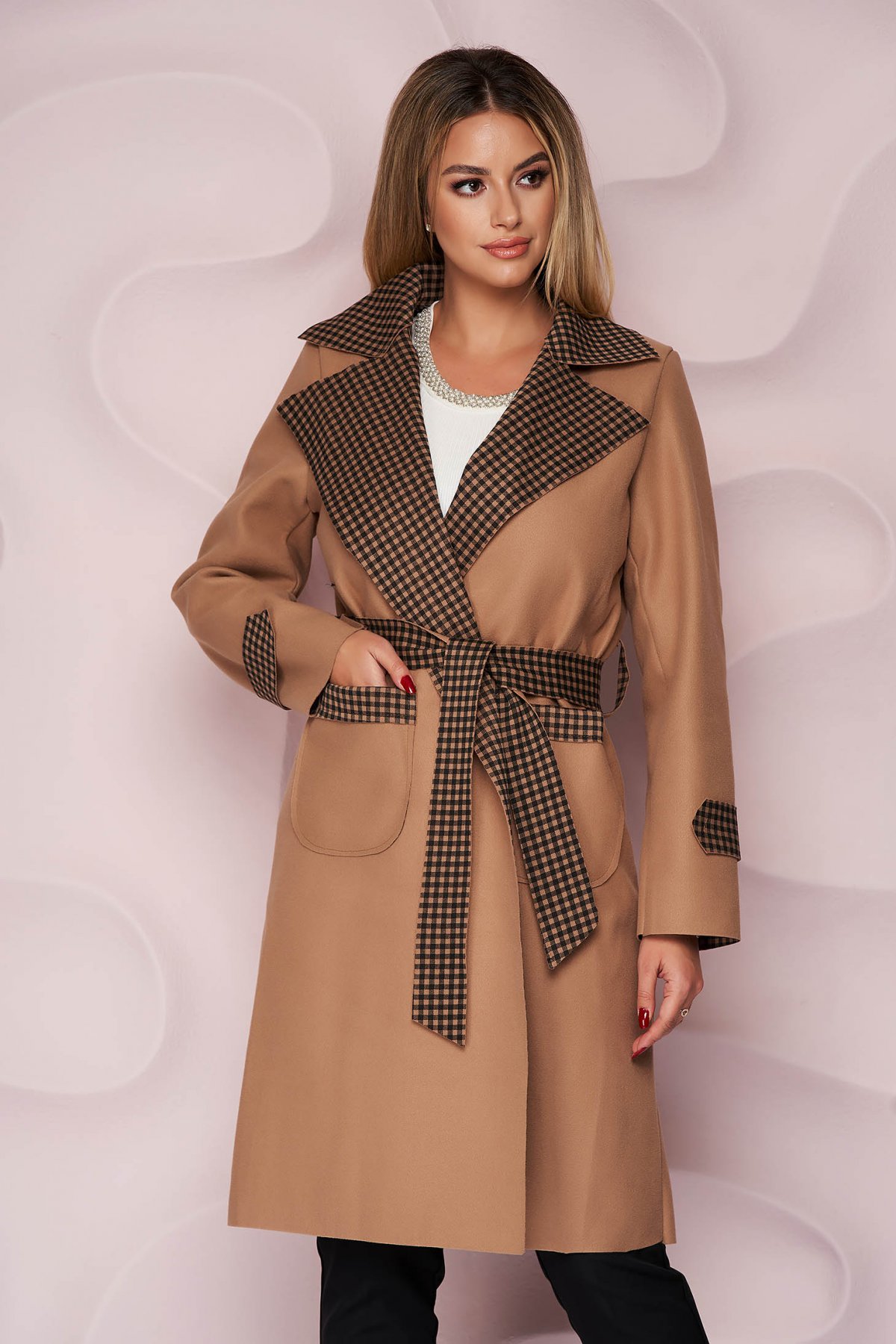 Trench SunShine cappuccino lunga cu un croi drept din material gros usor elastic in carouri si cordon detasabil