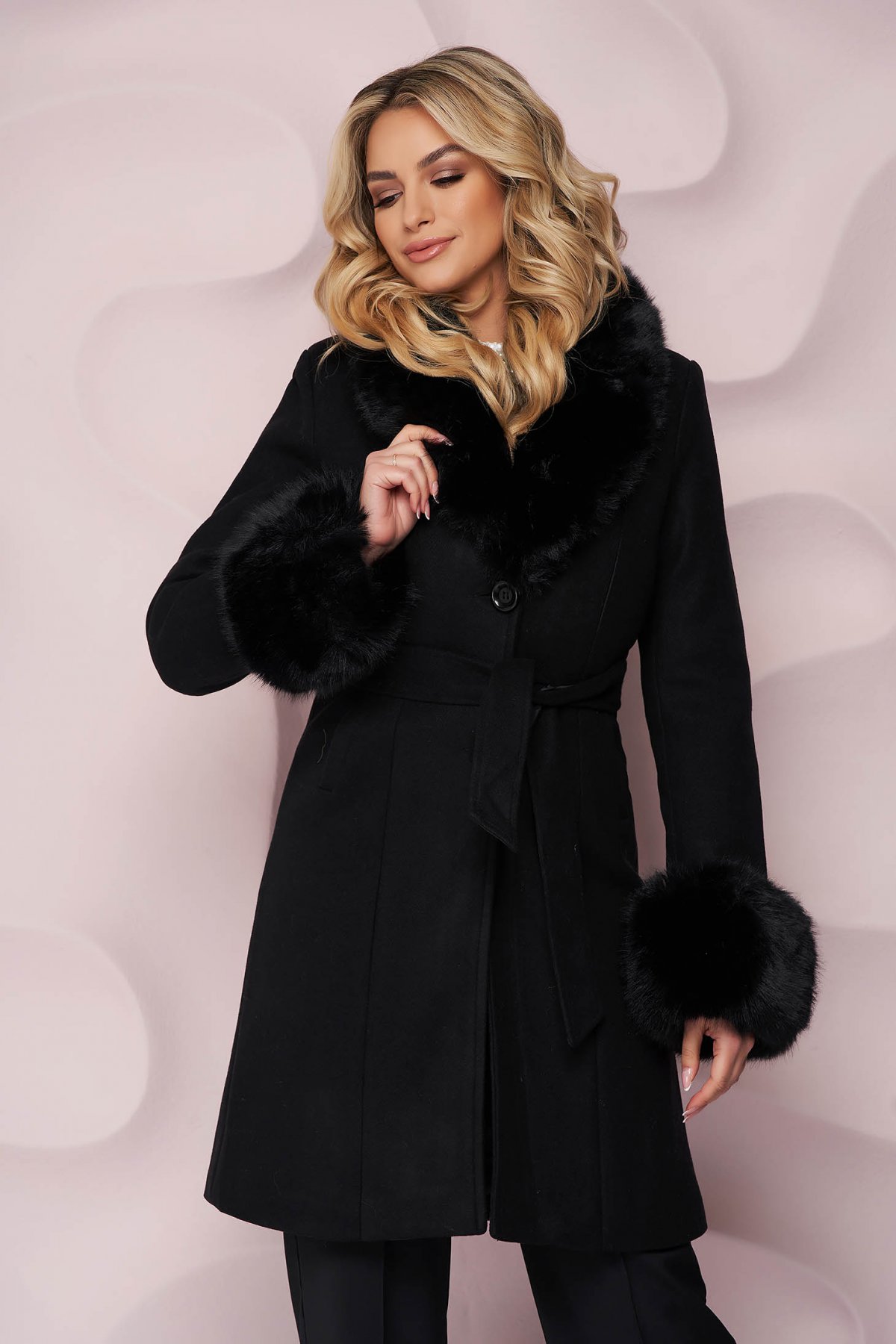 Palton SunShine negru cambrat elegant din material gros cu insertii de blana ecologica detasabile la maneci si la guler