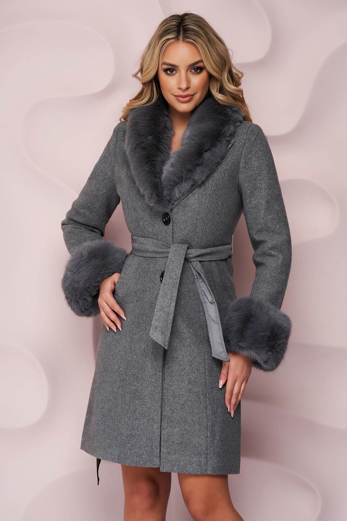Palton din lana SunShine gri cambrat cu insertii de blana ecologica detasabile la maneci si guler din blana
