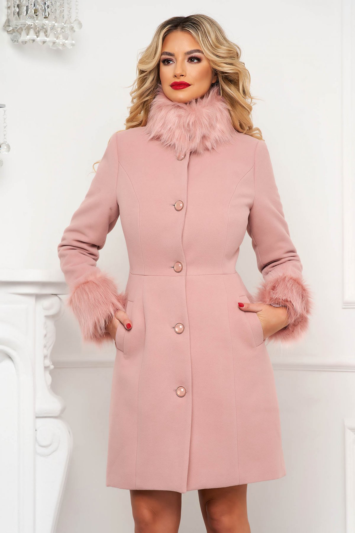 Palton Artista roz prafuit cambrat elegant cu guler si mansete cu blana Artista imagine noua