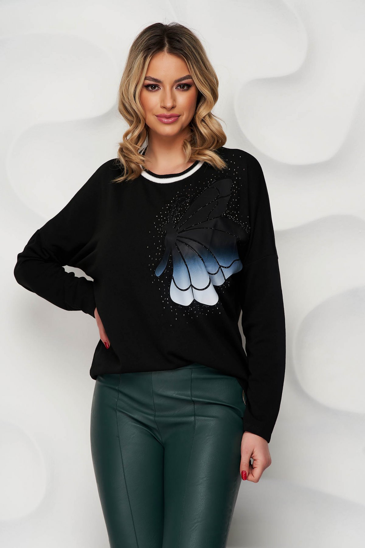 Bluza dama neagra tricotata cu croi larg cu aplicatii din piele ecologica si pietre strass pret ieftin