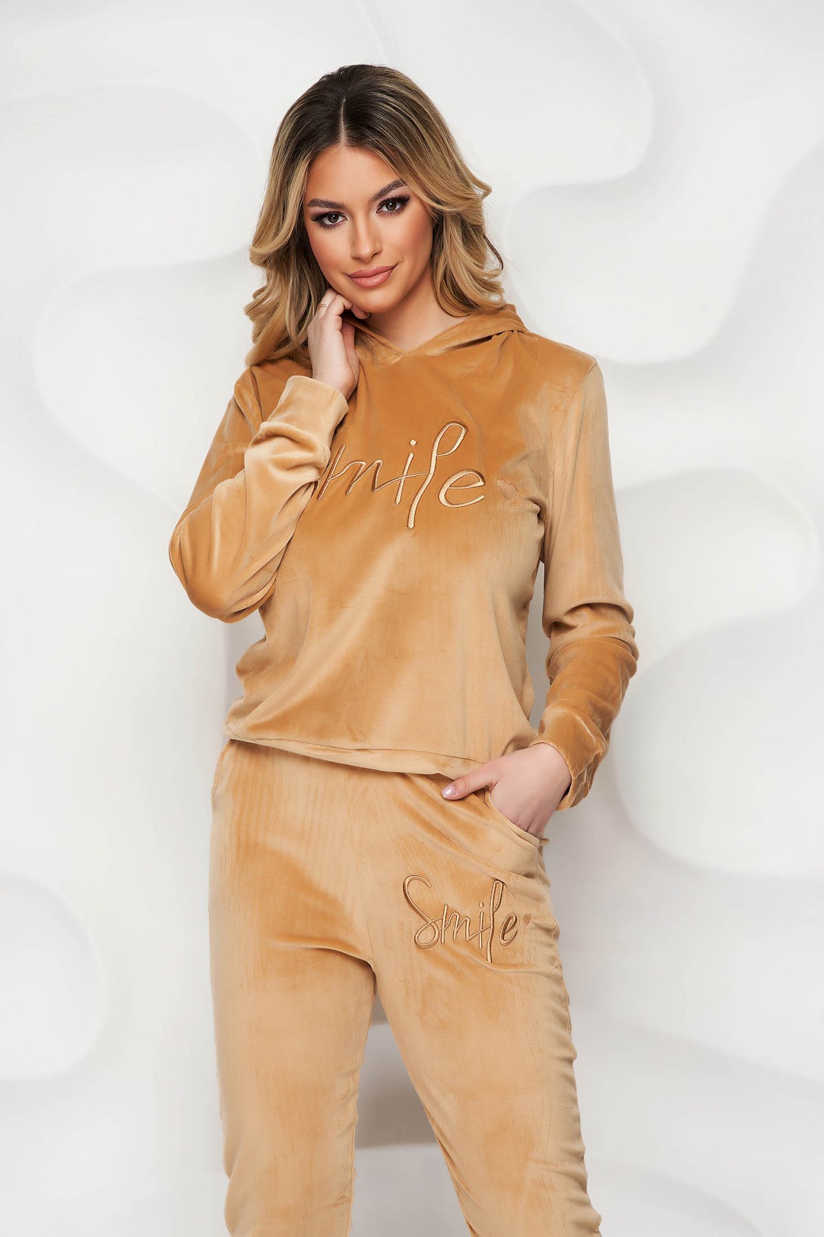 Trening SunShine cappuccino din catifea mulat cu broderie