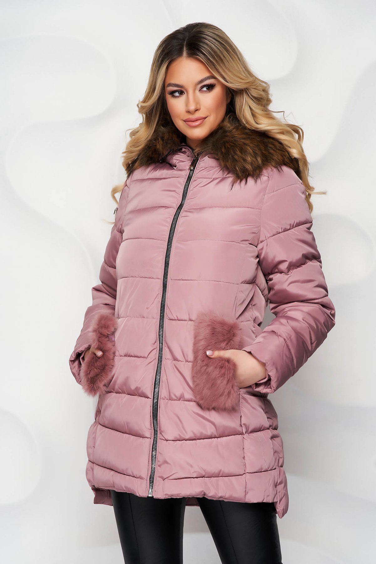 Geaca roz deschis cambrata din fas accesorizata cu blana ecologica