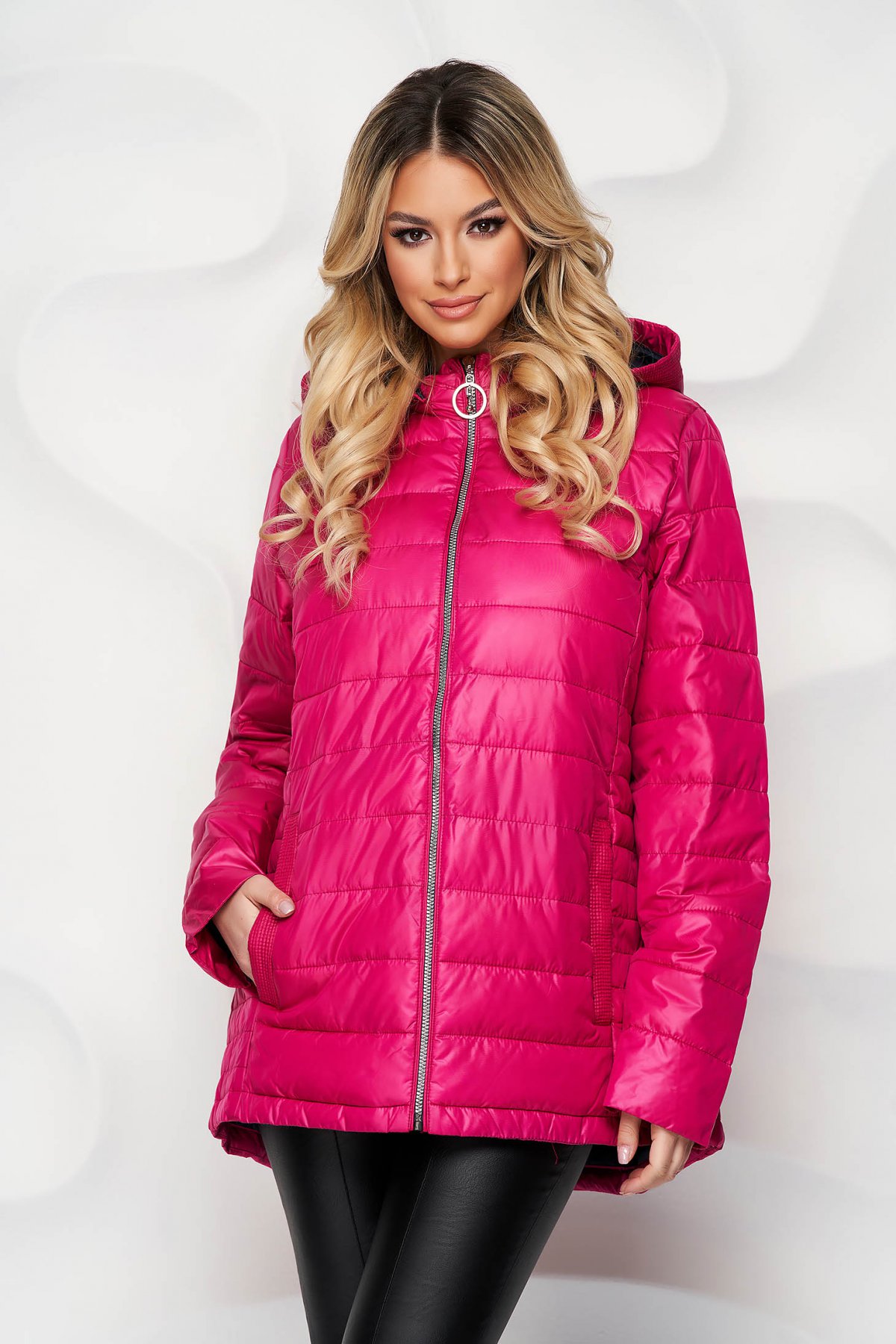 Geaca fuchsia din fas cu un croi drept cu gluga detasabila