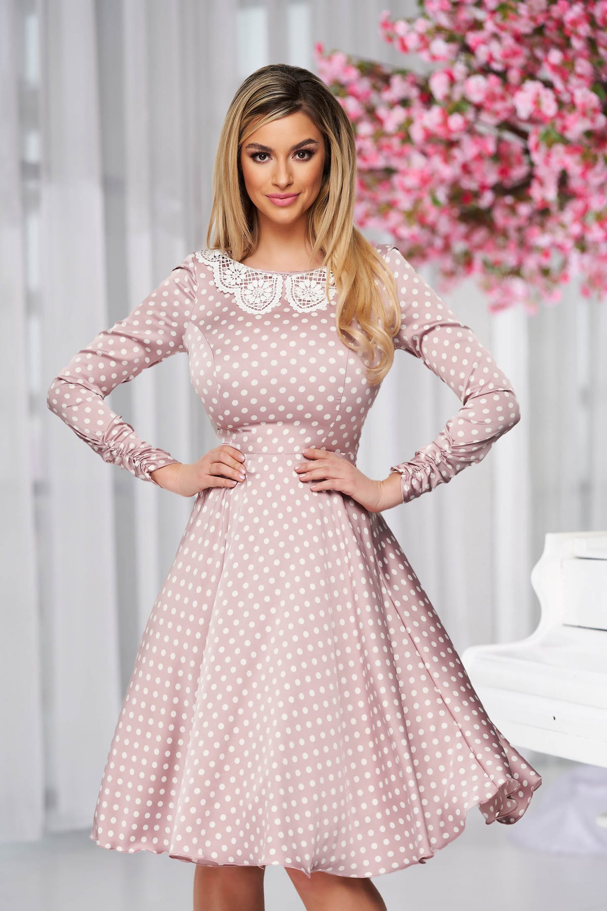 Rochie StarShinerS in clos cu maneci incretite cu guler cu broderie
