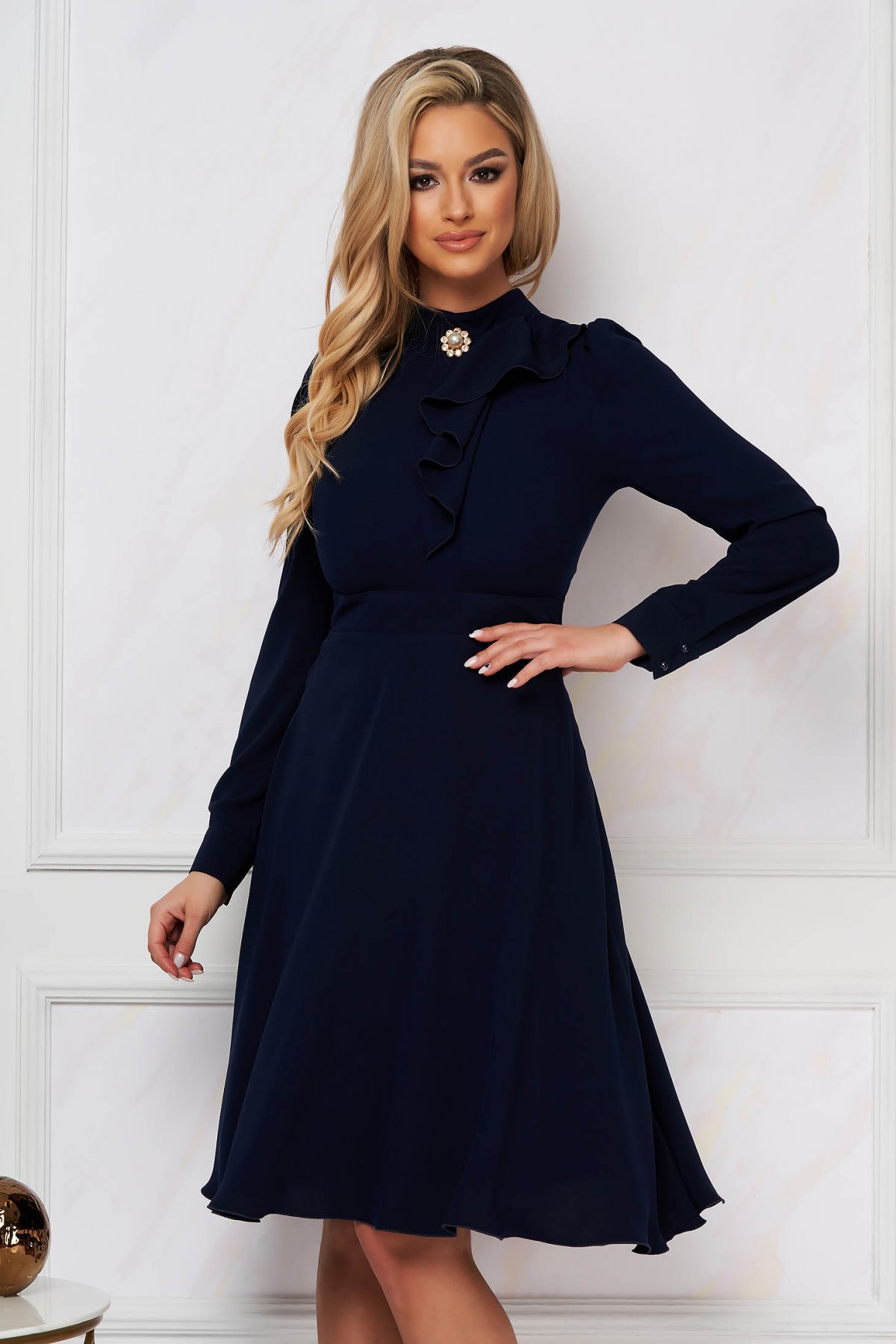 Rochie PrettyGirl albastru-inchis eleganta in clos cu jabou cu brosa cu perle si pietre strass