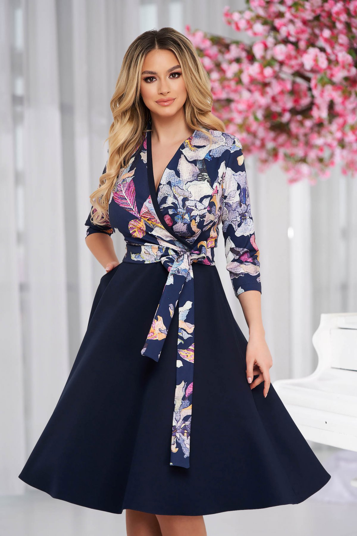 Rochie StarShinerS midi in clos cu decolteu petrecut cu imprimeu floral