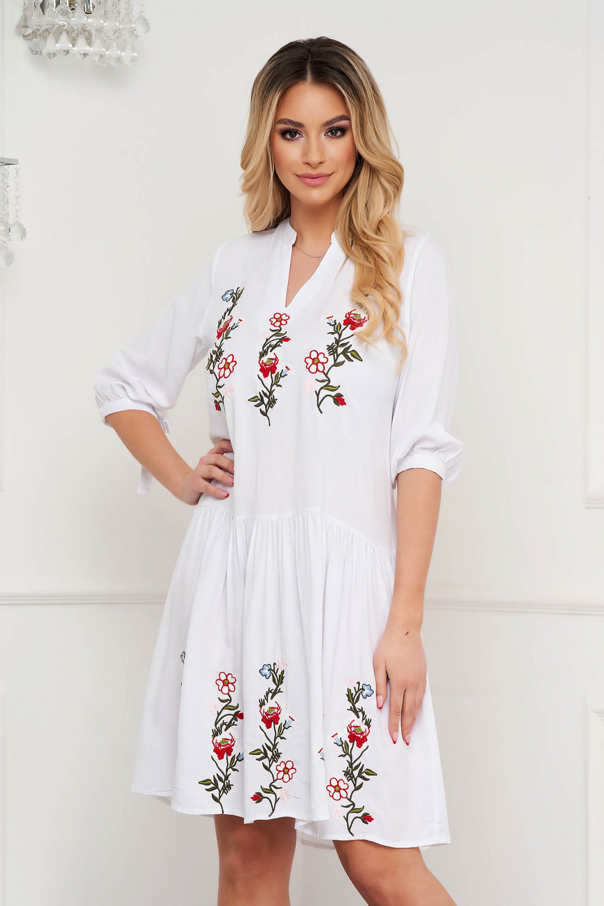 Rochie SunShine alba din material subtire cu croi larg si broderie florala