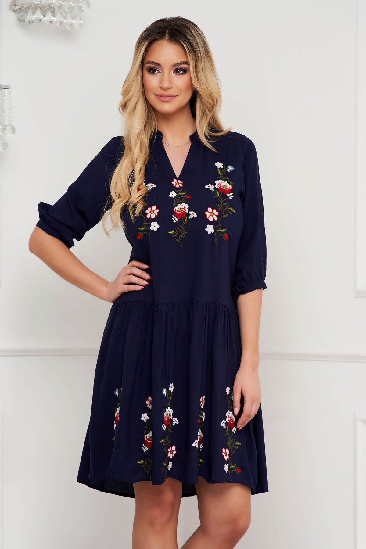 Rochie SunShine albastru-inchis cu material subtire cu croi larg si broderie florala
