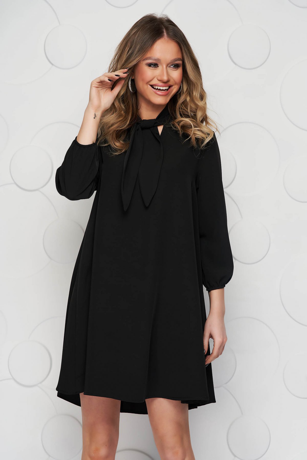 Rochie SunShine neagra scurta din stofa elastica cu croi in a si decolteu in v