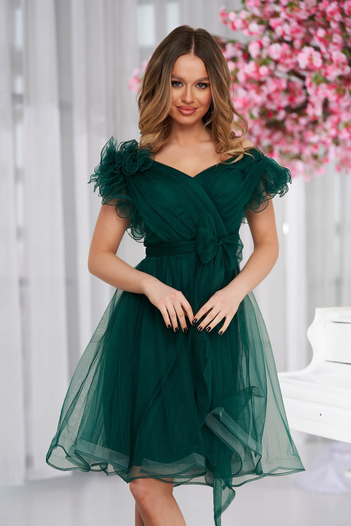 Rochie verde din tul in clos accesorizata cu cordon si rijelina