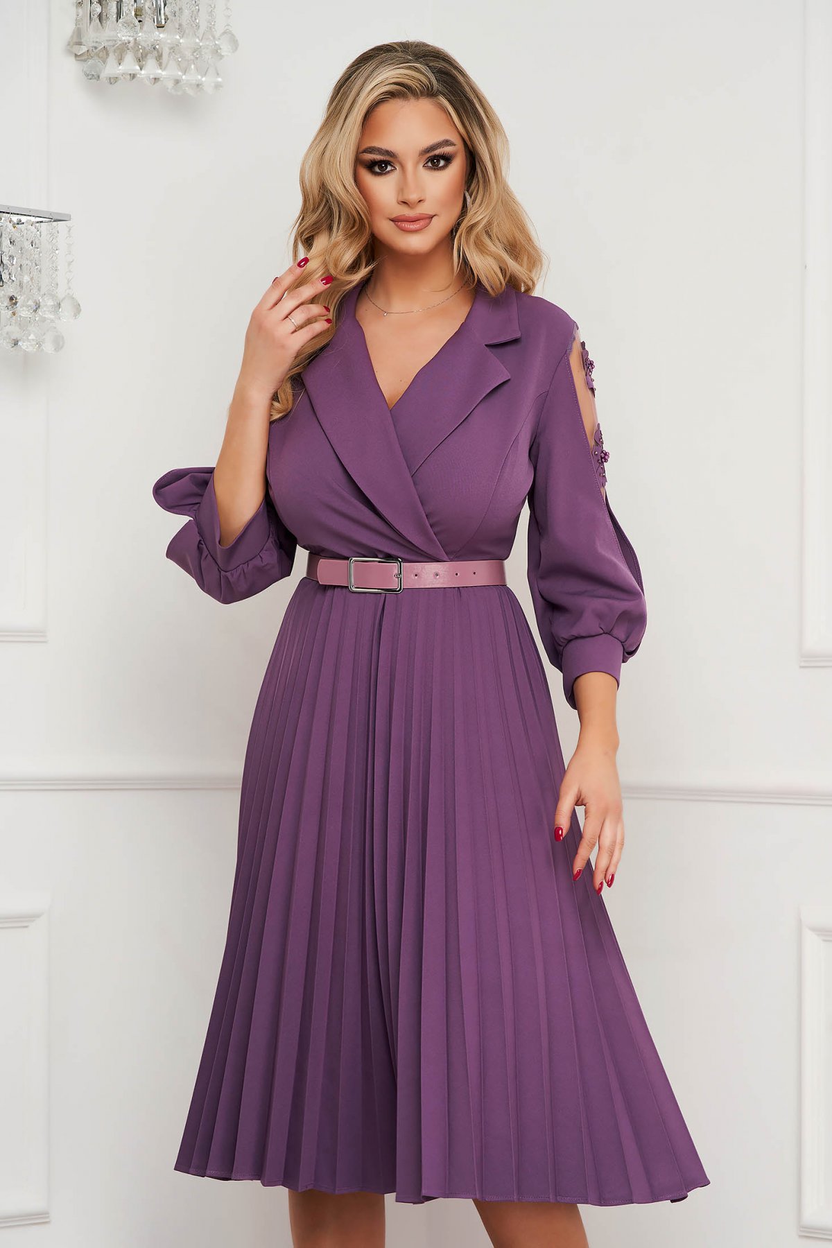 Rochie mov eleganta midi din stofa elastica plisata cu flori in relief