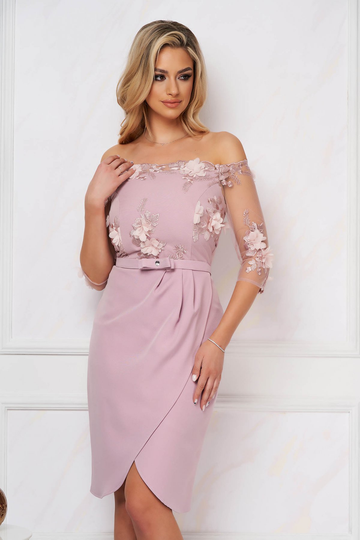 Rochie StarShinerS roz prafuit eleganta din stofa cu umeri goi si flori in relief