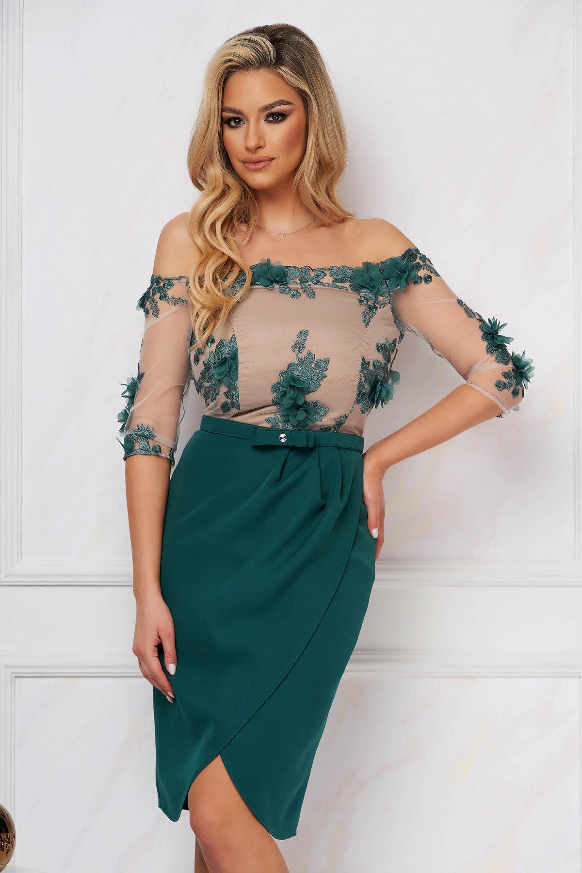 Rochie StarShinerS verde eleganta din stofa cu umeri goi si flori in relief