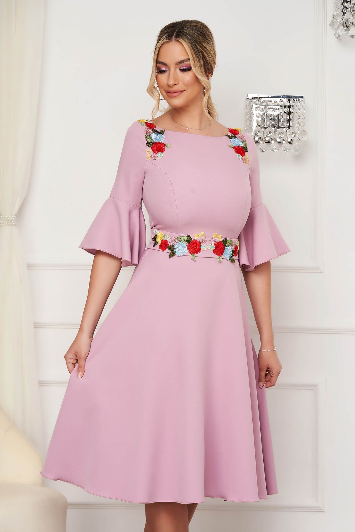 Rochie roz prafuit midi in clos din stofa elastica cu broderie florala - Rochii-Dama.ro