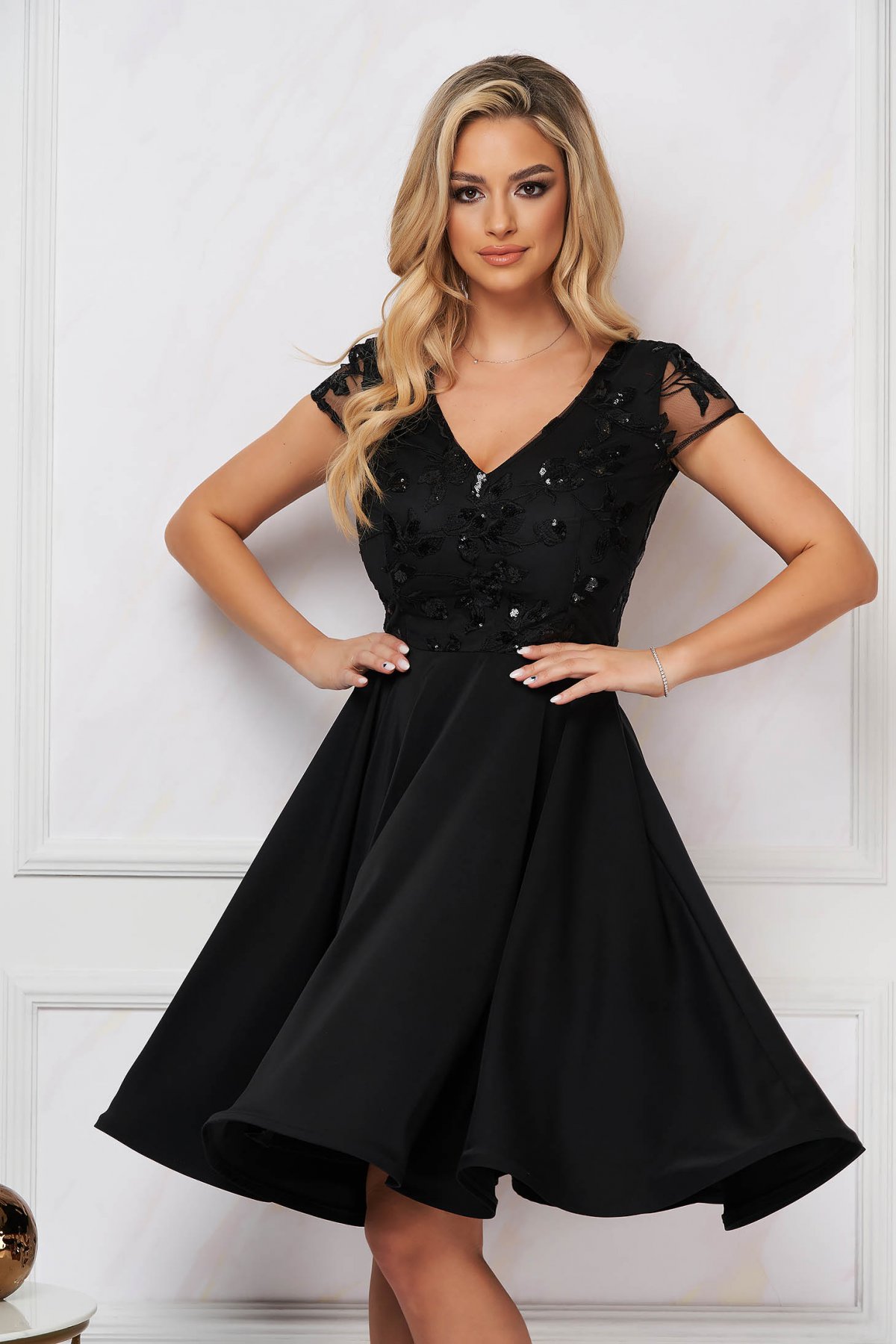 Rochie din dantela neagra in clos din material satinat cu aplicatii cu paiete