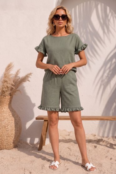 Ținută damă - pantaloni scurti, bluza